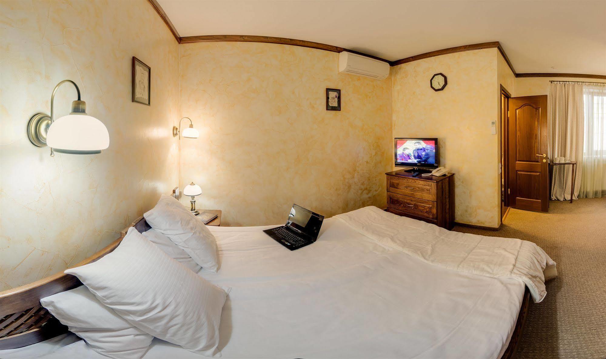 Hotel Pid Templem Iwano-Frankiwsk Exterior foto